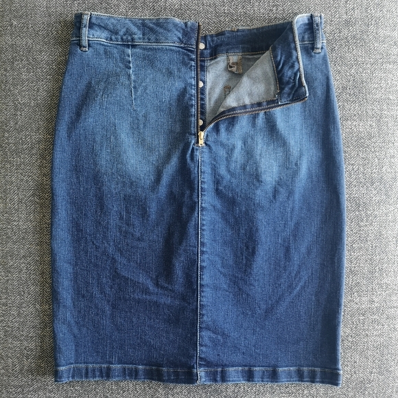 DYNAMITE Denim Button up Skirt sz Small - Picture 9 of 9